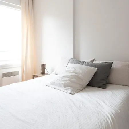 Appartamento On The Edge Of Canal Saint Martin With Balcony *